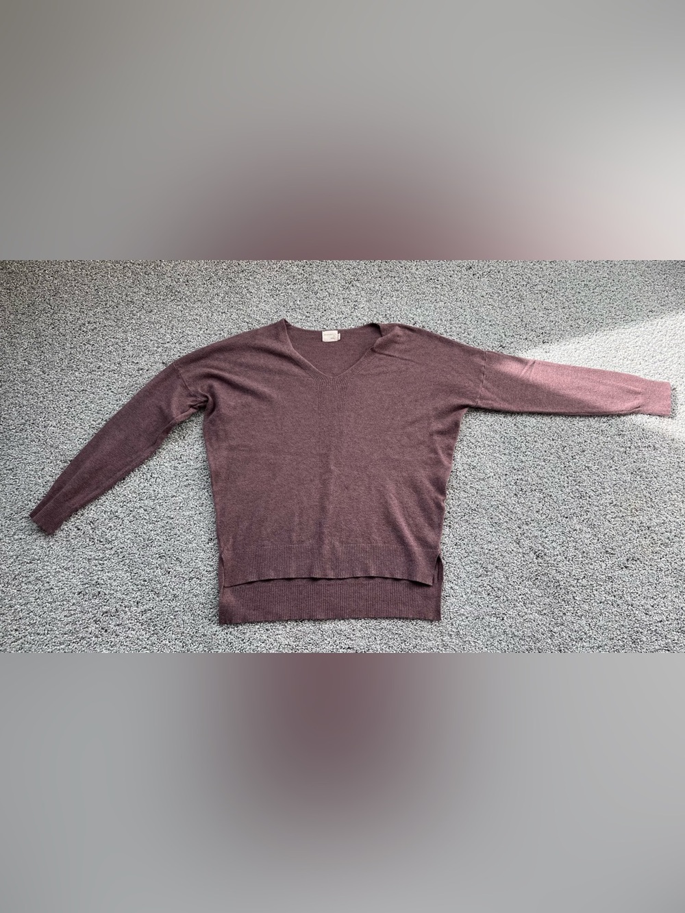 V-Neck Lightweight Pullover Sweater in Burgundy/Plum